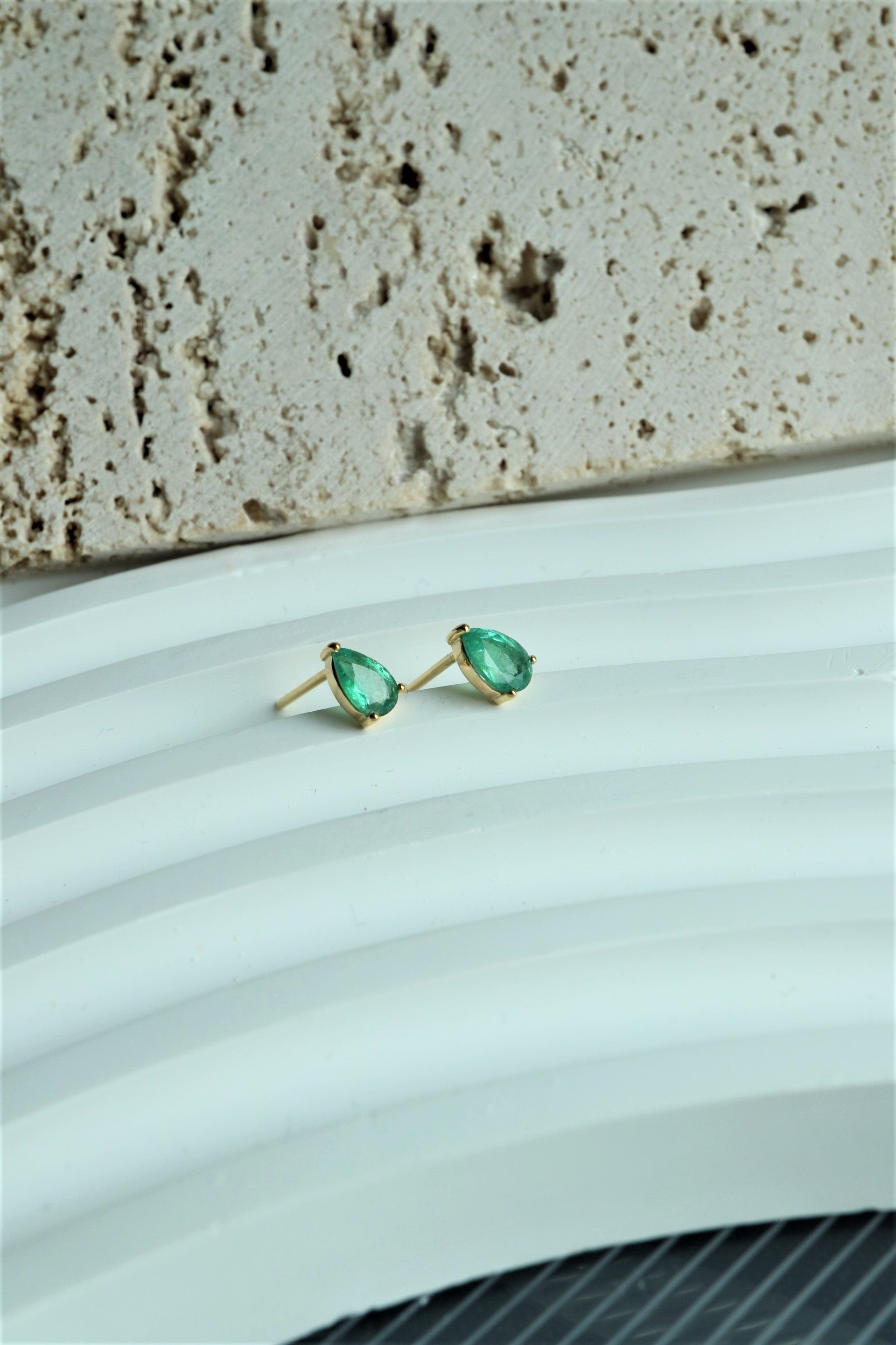 Emerald stud earrings silver - Sparklezsilver