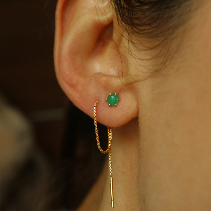 natural zambian emerald green crystal chain threader earrings made of sterling silver 14 K gold vermeil for cartilage, helix or second piercing